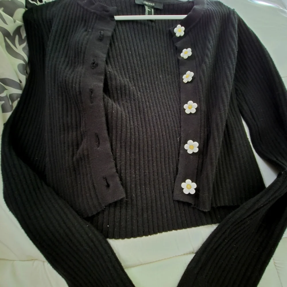 Daisy Button - Picture 2 of 2